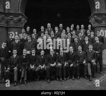 Group Portrait von der Johns Hopkins Universität Klasse von 1901, auf die Schritte, die zu einem großen Backsteingebäude in Baltimore, Maryland gesammelt. 1901. Stockfoto