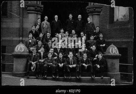 Group Portrait von der Johns Hopkins Universität Klasse von 1905 gesammelt auf den Stufen zu einem großen Backsteingebäude in Baltimore, Maryland. 1905. Stockfoto