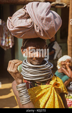 Tribal Frau am Wochenmarkt, Onukudeloe, Odisha (Orissa), Indien Stockfoto