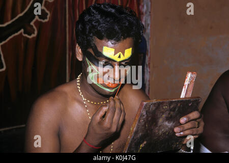 Kathakali interpret Anwendung Make-up, Cochin, Kerala, Indien Stockfoto