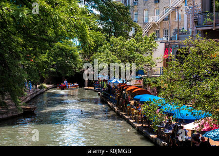 Bunte Sonnenschirme entlang des San Antonio Riverwalk. Stockfoto