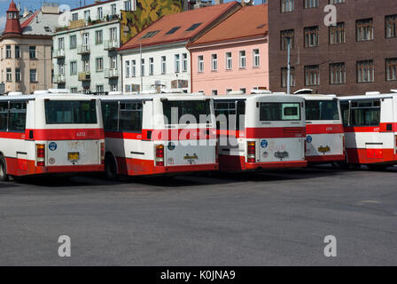 Busse am Busbahnhof Praha Smichov, Prag, Tschechische Republik Stockfoto