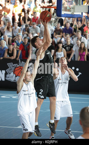 Moskau, Russland - Juli 28: Match 'Bwin.com', Slowenien vs 'Ghetto', Lettland während der internationalen Street Basketball Cup "Moskau Open' in Moskau, Ru Stockfoto