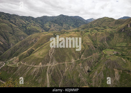 Straße auf der Bergseite in den Anden Kolumbiens Stockfoto