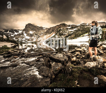 Backpacker sieht am See Isabelle Brainard Lake Recreation Area Colorado Tourismus, Stockfoto