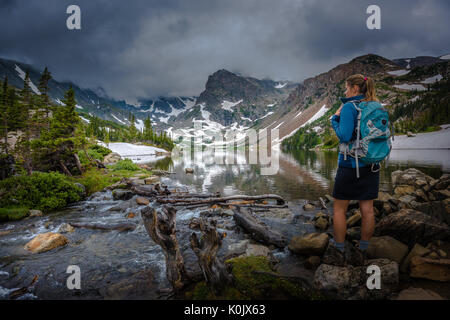 Backpacker sieht am See Isabelle Brainard Lake Recreation Area Colorado Tourismus, Stockfoto