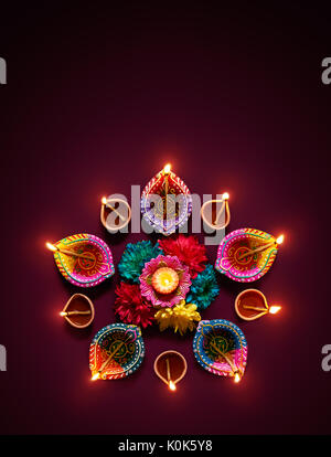 Diwali öl Lampe - Bunt Ton diya Lampen mit Blumen Stockfoto