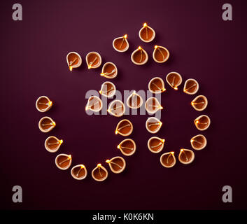 Traditionelle Ton diya Lampen in Form der Hindu symbol Om während Diwali Feier angeordnet Stockfoto