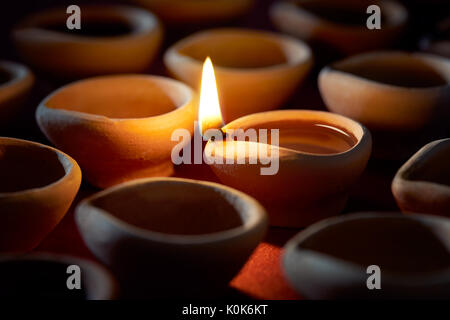 Traditionelle Ton diya Lampen leuchten bei Diwali Feier Stockfoto