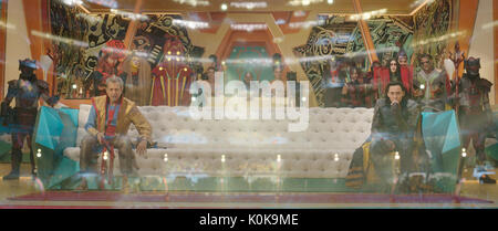 RELEASE DATE: November 3, 2017 TITEL: Thor: Ragnarok STUDIO: Marvel Regie: Taika Waititi PLOT: Thor muss der Schiffsrumpf Gesicht in einem Gladiator Spiel und seine Leute von der rücksichtslosen Hela Starring: Jeff Goldblum als Großmeister, TOM HIDDLESTON als Loki zu speichern. (Quelle: Marvel/Entertainment Bilder Stockfoto