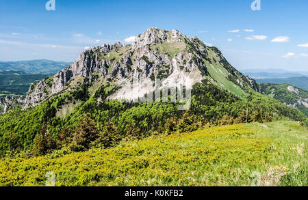 Rocky dolomitian Velky Rozsutec Hill in der Mala Fatra Gebirge in der Slowakei während der schönen Tag mit blauen Himmel und nur ein paar kleine Wolken Stockfoto