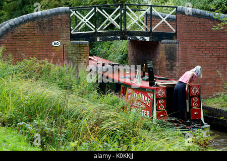 15-04 vorbei unter einer Brücke auf der Stratford-upon-Avon Canal an Wilmcote, Warwickshire, Großbritannien Stockfoto