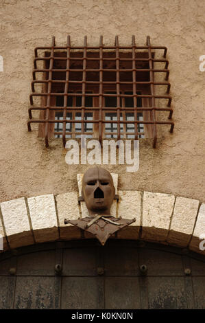 CANNES FRANKREICH - IRON MASK IN LE SUQUET - LE MASQUE DE FER ENIGME HISTORIQUE - SUQUET CANNES - CANNES ALTSTADT © Frédéric BEAUMONT Stockfoto