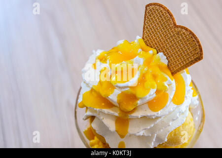 Hohe Betrachtungswinkel von leckeres Eis mit Curry-Ananas-Soße und Wafer Stockfoto