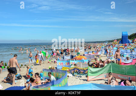 Ustka, Polen - 02 August, 2017: die Menschen, die in der Hauptsaison am Strand in Ustka - bekannte Badeort an der Ostsee in Polen. Stockfoto