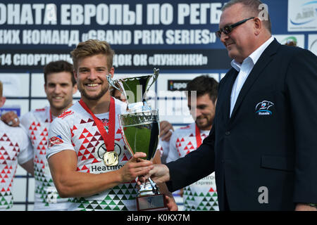 Moskau, Russland - 29. Juni 2014: Team England gewinnt der FIRA-AER europäischen Grand Prix Serie. RRF Vice President Vladimir Pavlov geben die Schale zu Tom Mitc Stockfoto