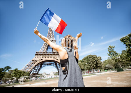 Frau unterwegs in Paris. Stockfoto