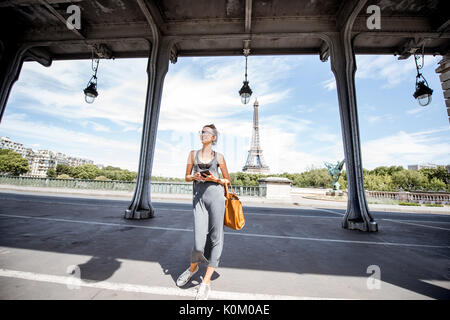 Business Frau in Paris. Stockfoto