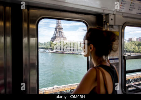 Frau in der Pariser U-Bahn Stockfoto