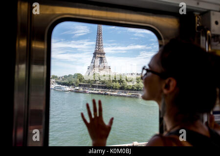 Frau in der Pariser U-Bahn Stockfoto