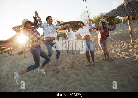 Gruppe von Freunden am Strand Spaß haben Stockfoto