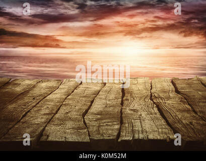 Holztisch und tropischen Sonnenuntergang Landschaft im Hintergrund. Sommer Hintergrund. Urlaub Stockfoto