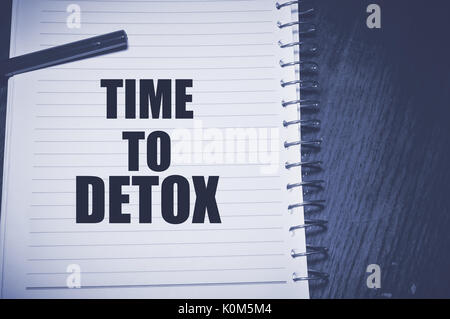 Zeit auf weißem Papier, Gesundheit Konzept Hintergrund detox geschrieben Stockfoto