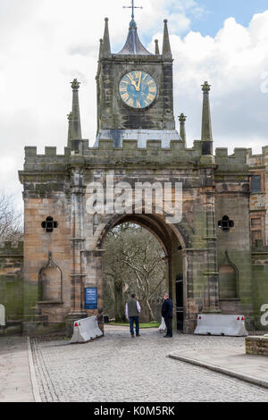 Eingangstor in Auckland Castle, Bishop Auckland, England, Großbritannien Stockfoto