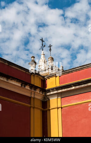 Spanien: Die Skyline und gesättigten Farben, typisch für Sevilla, auf der Außenwand des das Alcazar, der berühmten königlichen Palast in der Stadt Stockfoto