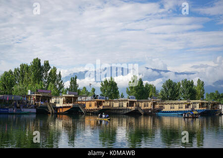 Srinagar, Indien - May 23, 2015. Holz- Boote auf dem Dal Lake in Srinagar, Indien. Srinagar, die Hauptstadt von Jammu und Kaschmir, ist so schön wie es ist Stockfoto