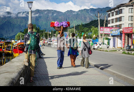 Srinagar, Indien - May 23, 2015. Menschen zu Fuß auf der Straße an einem sonnigen Tag in Srinagar, Indien. Srinagar, die Hauptstadt von Jammu und Kaschmir, wird als beaut Stockfoto