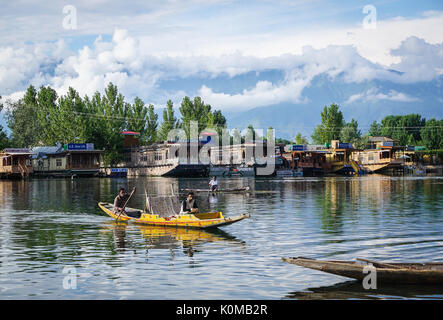 Srinagar, Indien - May 23, 2015. Menschen Ruderboot am Dal Lake in Srinagar, Indien. Srinagar, die Hauptstadt von Jammu und Kaschmir, ist so schön wie Stockfoto
