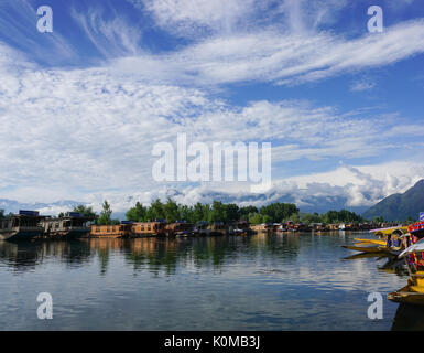 Srinagar, Indien - May 23, 2015. Landschaft von Dal Lake am Sommer, der Tag in Srinagar, Indien. Srinagar, die Hauptstadt von Jammu und Kaschmir, ist wie das Stockfoto