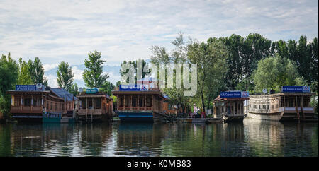 Srinagar, Indien - May 23, 2015. Schwimmende Hotels am Dal Lake in Srinagar, Indien. Srinagar, die Hauptstadt von Jammu und Kaschmir, ist so schön wie es Stockfoto