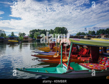 Srinagar, Indien - May 23, 2015. Hölzerne Boote andocken am Dal Lake in Srinagar, Indien. Srinagar, die Hauptstadt von Jammu und Kaschmir, ist so schön Stockfoto