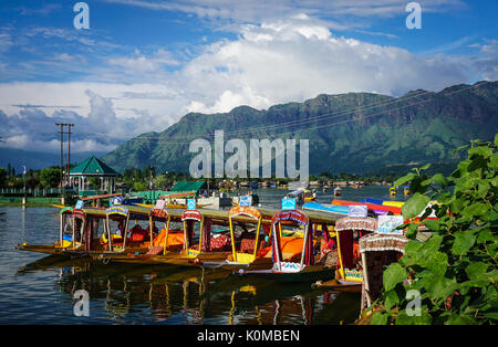 Srinagar, Indien - May 23, 2015. Traditionelle Boote andocken am Dal Lake in Srinagar, Indien. Srinagar, die Hauptstadt von Jammu und Kaschmir, wird als beaut Stockfoto