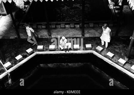 Die Menschen in der Nähe von Teich innen nakhoda Moschee, Kolkata, West Bengal, Indien, Asien Stockfoto