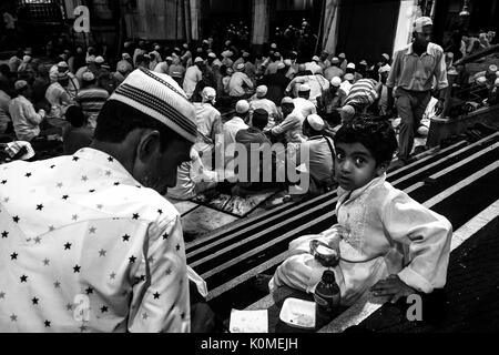 Die Menschen versammelten sich in nakhoda Moschee, Kolkata, West Bengal, Indien, Asien Stockfoto