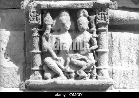 Shiva parvati Statue, modhera Hindu sun Tempel, Mehsana, Gujarat, Indien, Asien Stockfoto