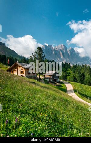 Funes Tal, Dolomiten, Südtirol, Italien. Die Kaserillalm/Malga Caseril. Im Hintergrund die Gipfel der Geislergruppe Stockfoto