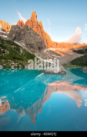 Sorapiss See, Dolomiten, Venetien, Italien. Sonnenaufgang in den Sorapiss Gruppe. In den Sorapiss See spiegeln die Dito di Dio (Gottes Finger) Stockfoto