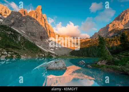 Sorapiss See, Dolomiten, Venetien, Italien. Sonnenaufgang in den Sorapiss Gruppe. In den Sorapiss See spiegeln die Dito di Dio (Gottes Finger) Stockfoto