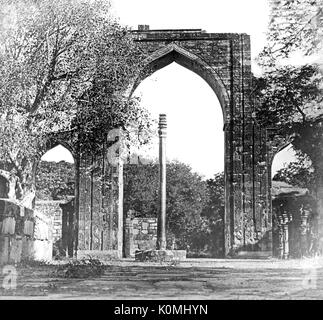 Alte vintage Laterne Folie der eisernen Säule im Qutub Minar complex, Delhi, Indien, Asien Stockfoto