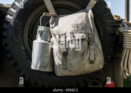 Das amerikanische Militär Tasche und einer Milch Topf in der Rückseite eines Fahrzeugs Stockfoto