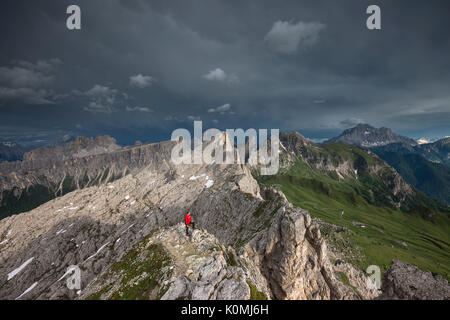 Nuvolau, Dolomiten, Venetien, Italien. Die Dolomiten nach dem Sturm. Von links Antelao, Croda da Lago, Monte Pelmo, Ra Gusela, Monte Cernera und die Cive Stockfoto