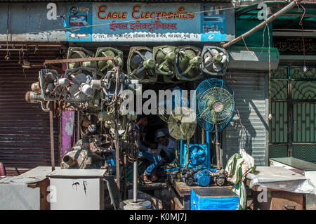 Podest-Fanshop, Chor Bazaar, Flohmarkt, Bombay, Mumbai, Maharashtra, Indien, Asien Stockfoto