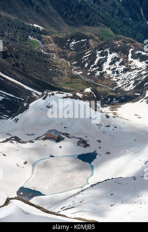 Terenten, Südtirol, Italien. Die Zuflucht Lago di Pausa/Tiefrastenhuette und der zugefrorene See Stockfoto