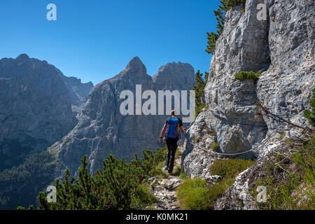 Sorapiss, Dolomiten, Venetien, Italien. Kletterer auf der Via ferrata Minazio Stockfoto