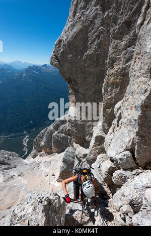 Sorapiss, Dolomiten, Veneto, Italien. Bergsteiger auf den Klettersteig Berti Stockfoto