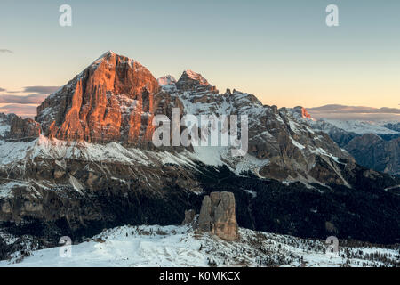 Nuvolau, Dolomiten, Venetien, Italien. Alpenglühen auf die Gipfel des Tofana. Stockfoto